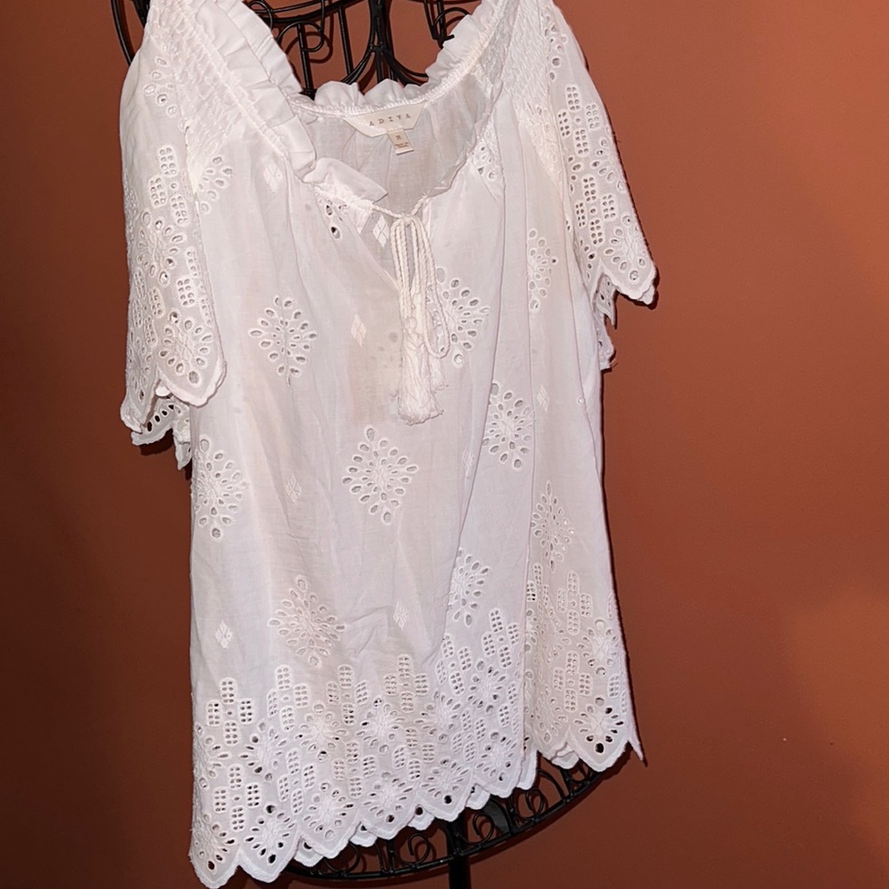 NWOT WHITE 100% COTTON EMBROIDERY TOP